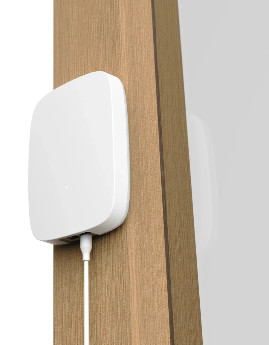 Cloud Connector von Disruptive Technologies mit Stromanschluss an einer Wand